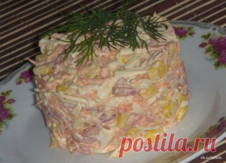 Салат с сырой морковкой и копчёной колбасой