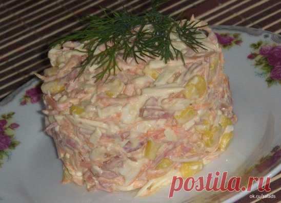 Салат с сырой морковкой и копчёной колбасой