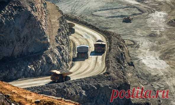 Super Pit – самая крупная рукотворная «впадина» Super Pit – так называется рудник, откуда началась золотая лихорадка в Австралии. В этом месте недалеко от города Каргурли в 1893 году впервые австралийские золотоискатели обнаружили богатые залежи золота. Удивляет не столько месторождение, а то, на сколько глубоко готов вгрызться человек в землю, чтобы добыть драгоценный металл.