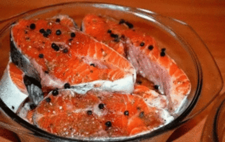 Солим рыбу вкусно! (разную рыбу) 
Рыбу, приготовленную таким способом, можно кушать уже через 2 часа. Но еще вкусней она получится, если постоит немного в холодильнике и пропитается маслом. Вы берите рыбку на свой вкус. 
Потребуется: 
-2 рыбки 
-лук по вкусу (его можно побольше, очень вкусный) 
-вода комнатной температуры 400 мл 
-соль 2 столовых ложки без горки 
-масло подсолнечное (можно с запахом, кому нравится) 200 мл 
-лавровый лист 3 штуки 
-гвоздика 3 штуки 
-перец горошком 10 штук 
-ко