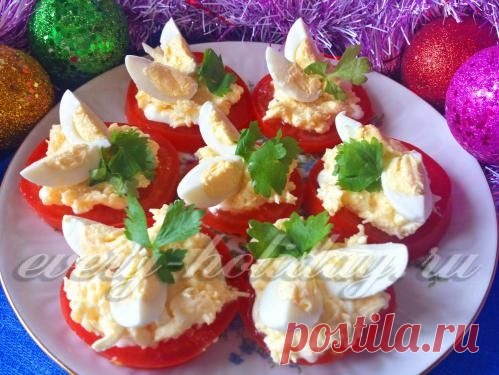 Закуска из помидоров с сыром и перепелиными яйцами
