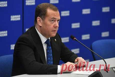Медведев отреагировал мемом на решение о потолке цен на российскую нефть. Заместитель председателя Совета безопасности России Дмитрий Медведев ответил мемом на решение Европы о потолке цен на российскую нефть. Медведев опубликовал кадр из фильма Стенли Кубрика «Сияние», на котором изображен замерзший персонаж Джека Николсона. На изображение добавлена надпись о решении о потолке цен.