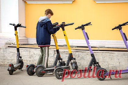В Совфеде призвали создать систему для регистрации владельцев электросамокатов. В России нужно создать единую базу для регистрации владельцев электросамокатов. С таким призывом выступил член конституционного комитета Совфеда Артем Шейкин, его цитирует РИА Новости. По мнению сенатора, подобные меры помогут установить правонарушителей в кратчайшие сроки.
