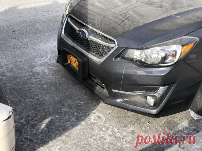 Вот как защищают авто от контактной парковки в Нью-Йорке 
Несмотря на просторы Америки, в Нью-Йорке с парковкой довольно грустно и можно запросто найти огромный пикап, уткнувшийся носом в смарт. Ну окей, не в смарт, а в Камри или другой трак.
Контактная пар…