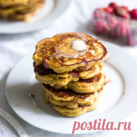 Кукурузные оладьи с клубникой.
Отличный рецепт ароматных оладий из кефира, кукурузной муки и кусочков свежей клубники.