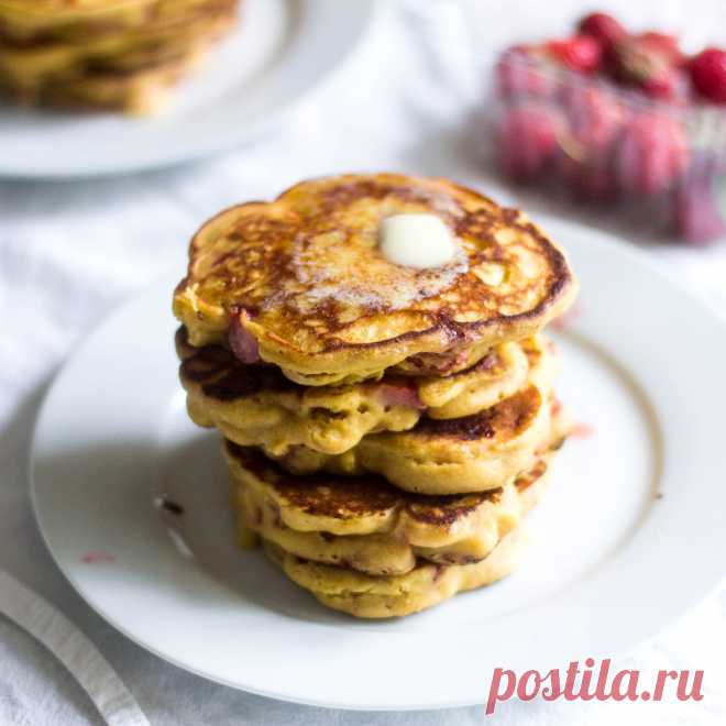 Кукурузные оладьи с клубникой.
Отличный рецепт ароматных оладий из кефира, кукурузной муки и кусочков свежей клубники.
