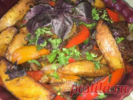 Оджахури из говядины - БУДЕТ ВКУСНО! - медиаплатформа МирТесен Оджахури (груз. ოჯახური) — национальное грузинское блюдо, жареное мясо с картофелем. Готовится из разных видов мяса (говядины, свинины и даже из курицы), картофеля, специй, традиционно подается на кеци. На грузинском языке «оджахури» означает «семейное», это блюдо обычно готовится для всей семьи.