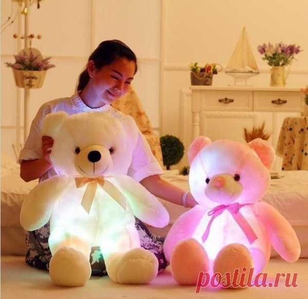 ПРИВЕТ! Я СВЕТЯЩИЙСЯ ПЛЮШЕВЫЙ МИШКА! 🐻😌 👉 🎁Стану отличным подарком для вашего малыша 👶, растоплю сердце любой девушки❤. 👏Включаюсь и выключаюсь по хлопку 💡Свечусь разными цветами 😻Играю музыку, если меня подключить к смартфону или MP3-плееру 💜Я мягенький, пушистый, и сделан из безопасных материалов 💥 Работаю от пальчиковых батареек Мне уже не терпится поскорей обнять вас и порадовать своими чудесами! 🎀 Пожалуйста, заберите меня вот тут 👉