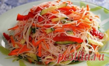 Салат с рисовой лапшой и болгарским перцем