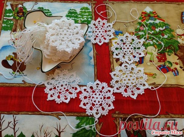 Новогодние снежинки. Новогодние гирлянды.