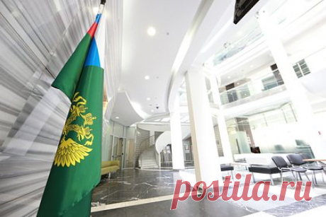 Росимущество отчиталось о перевыполнении плана приватизации в 16 раз. Поступления в бюджет России от приватизации в 2023 году выросли до 28,9 миллиарда рублей. Об этом «Известиям» рассказали в Росимуществе. Эта цифра в 16 раз превосходит изначальные расчеты на год (1,8 миллиарда рублей). Перевыполнить план удалось, в частности, благодаря продаже порта «Бронка» и акций «Кучуксульфат».