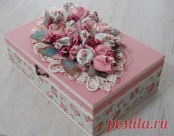 Caixa em mdf forrada com tecido 100% algodão. Apliques em flores tulipas e rosas de cetim e organza. Folhas em tecido engomado. R$ 150,00