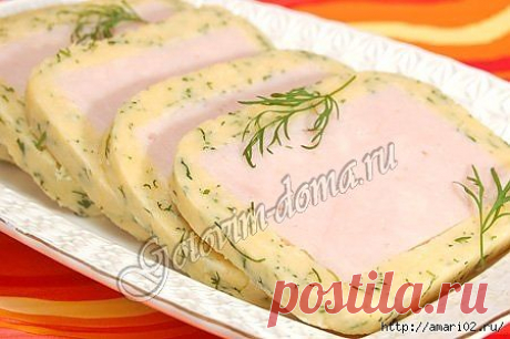 Закуска к праздничному столу из ветчины и сыра..