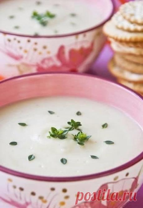Ароматный и вкусный супчик для любителей сельдерея. Забирайте рецепт! 
 
СУП ИЗ СЕЛЬДЕРЕЯ 
 
Время приготовления: 50 мин. 
Порций: 8 
 
Вам потребуется: 
 
- 1 корень корневого сельдерея (примерно 1 кг) 
- 2 черешка сельдерея 
- 4 картофелины 
- 1 луковица 
- 2 зубчика чеснока 
- 800 мл куриного бульона 
- 50 мл сливок жирностью 10% 
- растительное масло 
- 1,5 ст. ложка измельченного свежего тимьяна 
- 1 ст. ложка сушеного базилика 
- соль 
- белый молотый перец 
 
Как го...