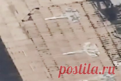 Украинские военные пытались спасти истребители от удара России. Они нарисовали на стоянке силуэты самолетов