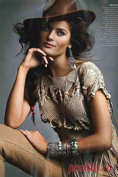 Судя по всему, этот топ выполнен техникой макраме. Жаль, что нет описания, но, думаю, что-то похожее при желании можно придумать и связать крючком.