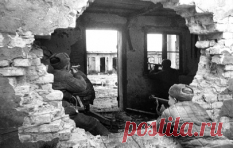 Падение &quot;Одерского бастиона&quot; глазами военкоров ТАСС. 23 февраля 1945 года силами советских войск польский город-крепость Познань был освобожден от фашистов. На момент штурма город был в глубоком тылу советских частей, однако являлся крупным логистическим узлом и в случае освобождения помог бы снабжению 1-го Белорусского фронта. В честь Дня защитника Отечества ТАСС публикует архивный репортаж военных корреспондентов Израиля Денисова и Виктора Шилкина о штурме города. Опубликованные…