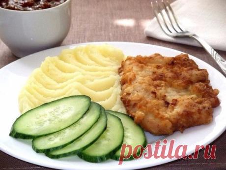 РЕЦЕПТ КУРИНЫХ ОТБИВНЫХ В КЛЯРЕ 
Ингредиенты:
1. Куриное филе 3-4 штуки
2. 2 яйца
3. Мука. 2-3 столовые ложки
4. 1 столовая ложка воды
5. Раст. масло
6. Соль
Приготовление:
1. Для начала хорошенько промоем куриное филе, потом надо с помощью бумажных полотенец его высушить. Далее надо вырезать жир, неровные кусочки и т.д
2. Порежем филе по горизонтали не очень тонкими кусочками. Дальше возьмём кухонный молоток и отобьём филе.
3. Теперь займёмся кляром. Надо в миске взбить 2 яйца, посолить,