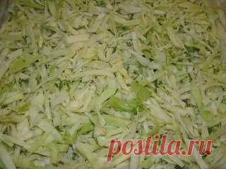 Ленивый пирог с капустой, быстрее не бывает 
 
Приготовить этот пирог не занимает много времени. В итоге выходит нежный и очень вкусный такой себе пирожок. Попробуйте, Вам понравится. 
 
Ингредиенты: 
- 500 г капусты 
- укроп 
- перец 
- 125 г маргарина 
 
Тесто: 
- 3 яйца 
- 5 столовых ложек сметаны 
- 3 столовых ложки майонеза 
- 6-7 столовых ложек муки 
- 1 чайная ложка соли 
- 1 столовая ложка разрыхлителя 
 
Приготовление: 
1. Капусту посечь, перемешать с укропом. Высыпать в форму для запек