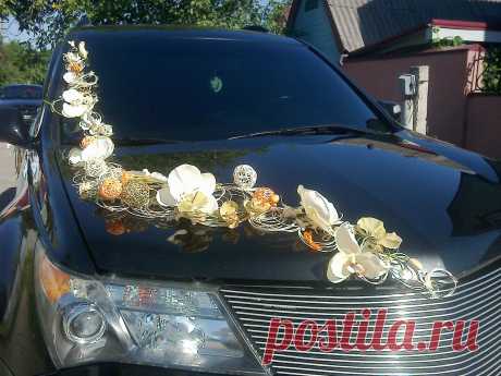 Украшение автомобиля из ротанга и орхидей.