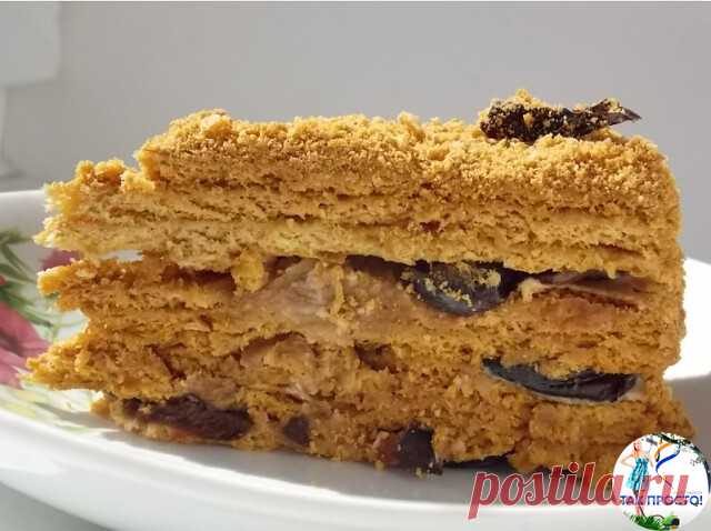 Медовик с черносливом и орехами.