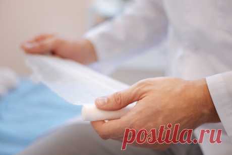 Доктор Комаровский назвал поводы срочно показать рану врачу. Врач и телеведущий Евгений Комаровский перечислил ситуации, когда рану необходимо срочно показать специалисту. По его словам, обратиться к врачу следует в случае, если порез составляет более двух сантиметров в длину или если вокруг него появились покраснения или припухлости.