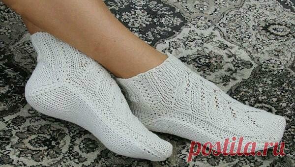 Вяжем носки на двух спицах Вяжем носки на двух спицах Как связать носки на двух спицах. Описание вязания носков на двух спицах. НОСКИ НА ДВУХ СПИЦАХ Красивые белые носкина двух спицах с имитацией кос по центру, представлено …