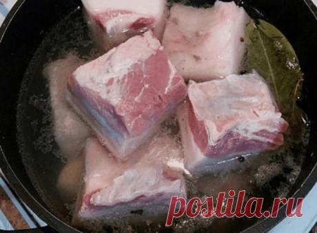 Сало «пятиминутка»

Маринованное сало

ИНГРЕДИЕНТЫ
1 кг свиной грудинки
1 л воды
1 головка чеснока
5 лавровых листьев
4 ст. л. соли
черный перец молотый и горошком по вкусу
красный молотый перец по вкусу

ПРИГОТОВЛЕНИЕ
На каждый килограмм сала используется 1 литр воды. Поставь ее на огонь и добавь специи и соль.
Пока варится рассол, подготовь сало. Помой его и соскобли ножом с шкурки налет.
Чистое сало нарежь на небольшие куски.
Когда соль растворится, отправляй в рассол с...