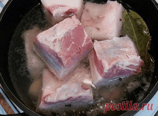 Сало «пятиминутка»

Маринованное сало

ИНГРЕДИЕНТЫ
1 кг свиной грудинки
1 л воды
1 головка чеснока
5 лавровых листьев
4 ст. л. соли
черный перец молотый и горошком по вкусу
красный молотый перец по вкусу

ПРИГОТОВЛЕНИЕ
На каждый килограмм сала используется 1 литр воды. Поставь ее на огонь и добавь специи и соль.
Пока варится рассол, подготовь сало. Помой его и соскобли ножом с шкурки налет.
Чистое сало нарежь на небольшие куски.
Когда соль растворится, отправляй в рассол с...