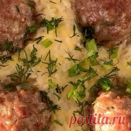 РИС С КАБАЧКАМИ И ТЕФТЕЛЯМИ В ДУХОВКЕ
⠀
Этот рецепт сохранен в актуальных сторис, но тааак много людей просили вынести его в ленту, что я сдалась😁Многие уже его приготовили и знают, что это ооочень и очень вкусно 😍
⠀
Нам понадобится:
⠀
✅Рис-200 гр(в сухом виде)
✅Кабачки-700 гр
✅Сыр твёрдый-200 гр
✅Соль-по вкусу
✅Яйца-2 шт
✅Зелень-по вкусу
✅Фарш(любой)-700 гр
✅Лук(в фарш)-1 шт
⠀
Отвариваем рис привычным для Вас способом. Я брала длиннозерный в этот раз. Кабачок натираем н...