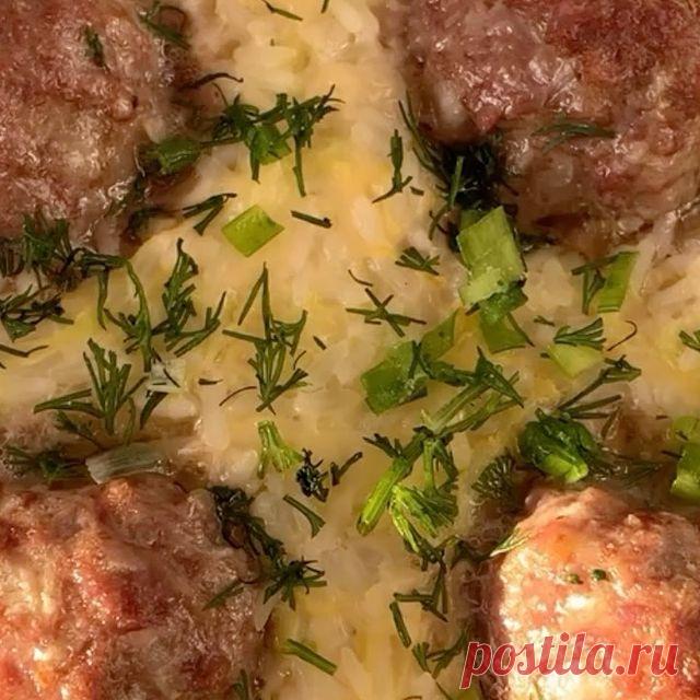 РИС С КАБАЧКАМИ И ТЕФТЕЛЯМИ В ДУХОВКЕ
⠀
Этот рецепт сохранен в актуальных сторис, но тааак много людей просили вынести его в ленту, что я сдалась😁Многие уже его приготовили и знают, что это ооочень и очень вкусно 😍
⠀
Нам понадобится:
⠀
✅Рис-200 гр(в сухом виде)
✅Кабачки-700 гр
✅Сыр твёрдый-200 гр
✅Соль-по вкусу
✅Яйца-2 шт
✅Зелень-по вкусу
✅Фарш(любой)-700 гр
✅Лук(в фарш)-1 шт
⠀
Отвариваем рис привычным для Вас способом. Я брала длиннозерный в этот раз. Кабачок натираем н...