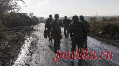 «Не понимают, на что подписываются»: боец ВСУ заявил CNN об отъезде наёмников с Украины на фоне обстановки на поле боя. Прибывающие на Украину наёмники всё чаще покидают страну на фоне ожесточённых боёв, заявил военнослужащий ВСУ в материале CNN. По его словам, многие иностранные наёмники не понимают, на что подписываются, зачастую рассчитывая на «хорошую строчку для резюме». Как отметили эксперты в беседе с RT, приехавшие воевать за киевский режим иностранцы могли рассчитывать на деньги и…
