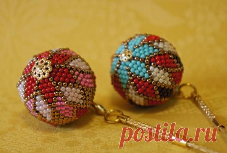 ビーズボールひし形 久しぶりのビーズボールです。ひし形が48個並んでします。糸が見えないようにがっちり編むビーズボールです。アクリル玉を入れると、ところどころ、ビーズが浮き上がってしまいました。もっと、きつく編んだ方がいいのかな?と思っていましたがフロリッサさんのブログに、きつく編むとビーズが浮き上がってしまうと言うアドバイスがありました。次回は、完璧に仕上げたいです。