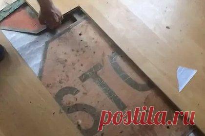 Знак под полом нового дома подсказал блогеру остановить ремонт. TikTok-блогер нашел под полом нового дома знак, который подсказал ему остановить ремонт. Под деревянными половицами обнаружилась коллекция дорожных знаков с надписью «Стоп», оставленная предыдущими владельцами недвижимости. Блогер признался, что находка заставила его беспокоиться по поводу продолжения работ.