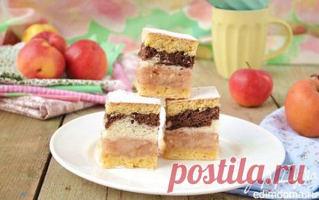 Яблочная шарлотка под двухцветным бисквитом | Кулинарные рецепты от «Едим дома!»