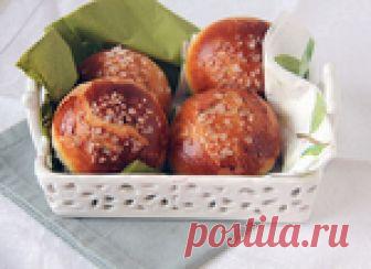 Булочки с малиной и ванильным соусом