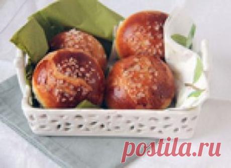 Булочки с малиной и ванильным соусом