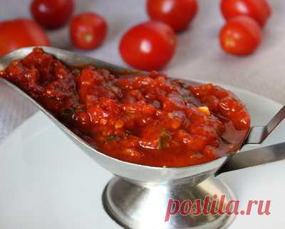 Томатный соус на Вкусном Блоге Наконец-то у меня дошли руки до раздела “Соусы”. На днях я приготовила полтора литра вкуснейшего томатного соуса, рецептом которого мне не терпится с вами поделиться. Этот соус можно подавать к мясу и птице, заправлять им пасту, добавлять в пиццу и много куда еще. Брат мужа сказал, что он вообще готов…
