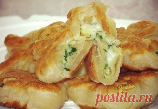 Кефирные конвертики с сыром и зеленью. Всегда готовлю, когда хочется вкусненкого 


Замечательное угощение!









Ингредиенты:
Тесто:
кефир — 1 стаканмука — 2 стаканасоль, сахар по вкусу
 
Начинка:сыр,зелень,сырое яйцо.
Приготовление:
Смешать кефир и муку, добавить сахар и соль…