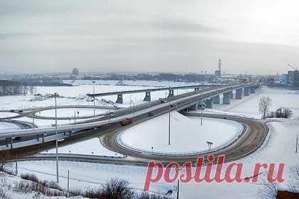 В российском городе машины примерзли к дороге из-за прорыва трубы. Из-за прорыва магистрали с холодной водой в Кемерово автомобили оказались в «ледяном плену». В 30-градусный мороз вода замерзла моментально, а вместе с ней и припаркованные машины. Для устранения последствий повреждения водосетей на место прибыли специалисты снабжающей компании. Дороги и тротуары очищают от наледи.