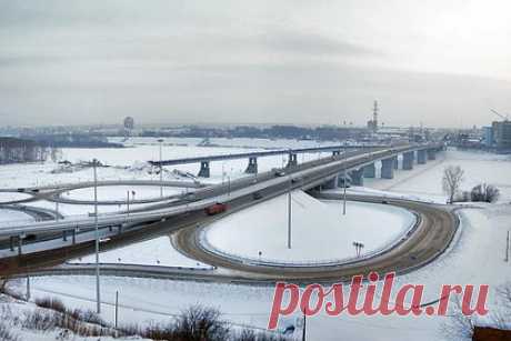 В российском городе машины примерзли к дороге из-за прорыва трубы. Из-за прорыва магистрали с холодной водой в Кемерово автомобили оказались в «ледяном плену». В 30-градусный мороз вода замерзла моментально, а вместе с ней и припаркованные машины. Для устранения последствий повреждения водосетей на место прибыли специалисты снабжающей компании. Дороги и тротуары очищают от наледи.