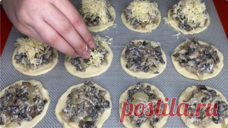 Я взяла слоеное тесто и приготовила из него вкуснятину - медиаплатформа МирТесен Очень необычно и вкусно! Можно готовить не только, как закуску, но на завтрак или для перекуса. Готовится просто, получается что-то необычайно вкусное и сытное! 250 г слоеного бездрожжевого теста; 400 г свежих шампиньонов; 100 г твердого сыра; Одна луковица крупного размера; Две ст. л. сметаны;