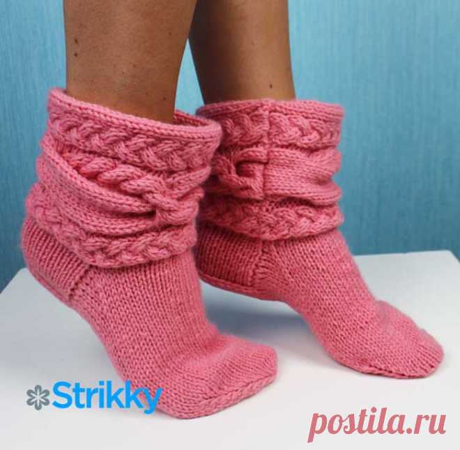 Высокие тапочки-носки с аранами вязаные спицами