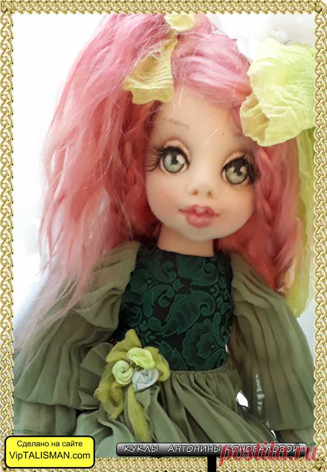 Целый месяц куклу создавала,

Солнце в волосы ей рыжие вплетала.

Рано утром в магазин бежала,

Чтоб купить ей ленточки, тесемки...

Не могла представить, что такой девчонке,

Вдруг в наряде может пригодиться!