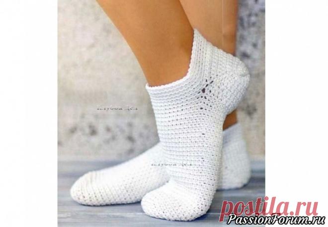 Белые носочки, связанные крючком - запись пользователя Фантазии крючком (Полина) в сообществе Вязание крючком в категории Вязаные крючком аксессуары Размер: 38-39  Вам потребуется: пряжа Novita Tennessee (100% мерсеризованный хлопок, 107 м/50 г) - 100 г белого цвета, крючок №3.     Начинайте вязать носочек от мыска. Обмотайте нить вокруг пальца, в  образовавшееся кольцо ввяжите 8 ст.