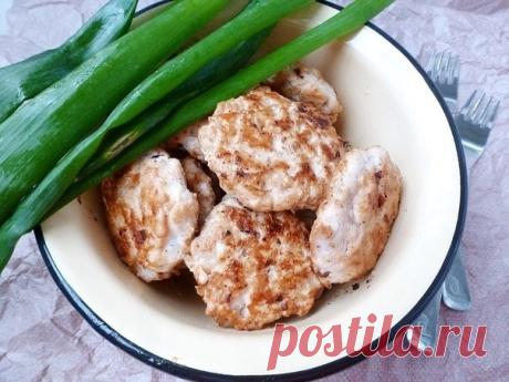 Рубленные котлеты из куриной грудки

Ингредиенты:

Грудка куриная — 600 г
Лук репчатый — 1 шт.
Чеснок — 2 зубчика
Мука — 2 ст. л.
Сливки — 5 ст. л.
Яйцо — 1 шт.
Соль — по вкусу
Специи (по вкусу) — 1 ч. л.
Перец — по вкусу

Приготовление:

1. Куриную грудку хорошо помыть, срезать жир и пленки, обсушить. Нарезать филе на неширокие брусочки, а затем мясные брусочки нарезать на небольшие кусочки.
2. Лук и чеснок очень мелко нарезать, посолить и размять руками. К куриному мясу ...