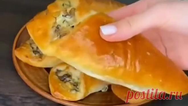 Кулечки из слоеного теста с грибной начинкой.начинка может быть любая