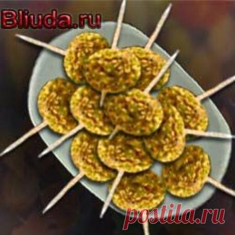 Закуска из лосося с фисташками | Bliuda.ru
Очень вкусная и простая в приготовлении закуска великолепно подойдет к любому праздничному столу. Секретный ингредиент этого блюда — плавленый сыр, который можете выбрать на свое усмотрение. Можете также использовать горгонзолу, если она вам по душе. А те, кто предпочитает вкус менее пикантный, могут использовать творог. В общем, все зависит от вашей фантазии!