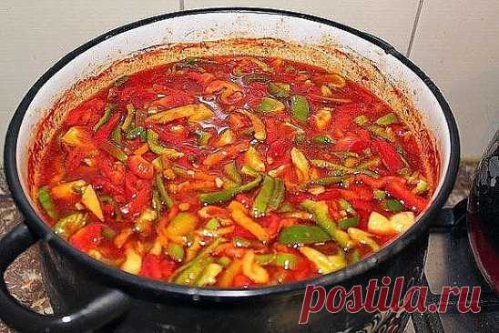 Семь рецептов САМОГО вкусного лечо, копилка проверенных рецептов! 
1 Лечо из болгарского перца 
2 Лечо «Семейное» 
3 Лечо с морковью 
4 Лечо на зиму из перца и фасоли 
5 Лечо 