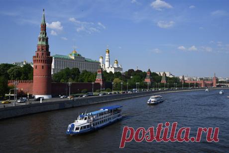 Жителей столицы уличили в загрязнении Москвы-реки. Столичные коммунальщики расчистили от бытовых отходов причалы. Жителей города уличили в сбросе в акваторию Москвы-реки десятков тонн мусора. Со дна в районе 30 причалов водолазы подняли около 32 тонн отходов, которые направят на сортировку и утилизацию. Работы вели с баржи, оборудованной краном.